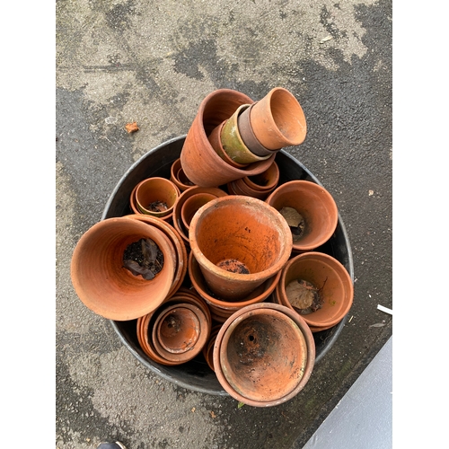 515 - Large collection of small terracotta plant pots.