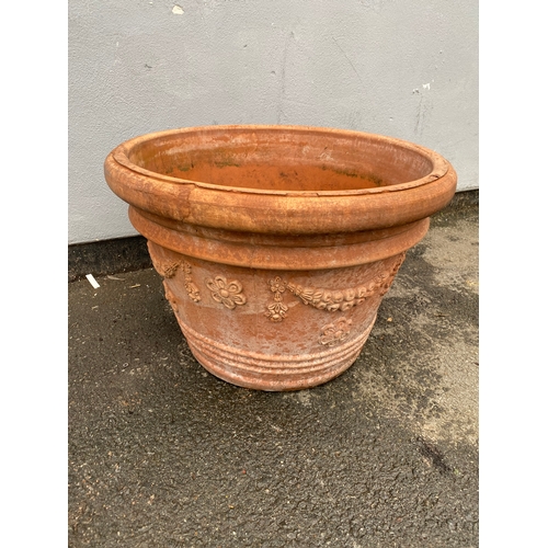 517 - Large terracotta plant pot.