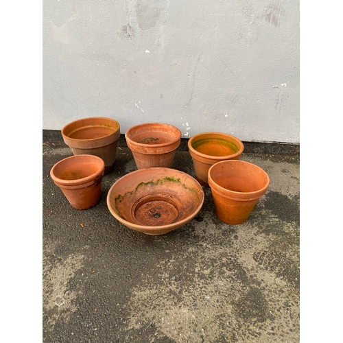 522 - Six terracotta garden pots.