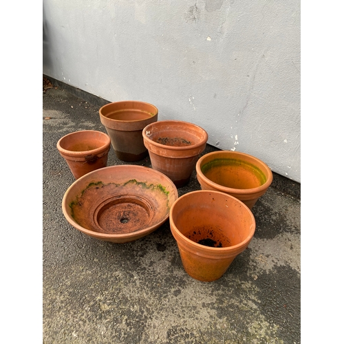 522 - Six terracotta garden pots.