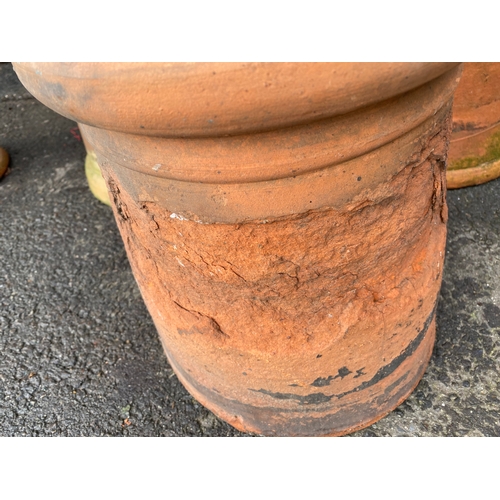 523 - Mixed selection of terracotta chimney pots.