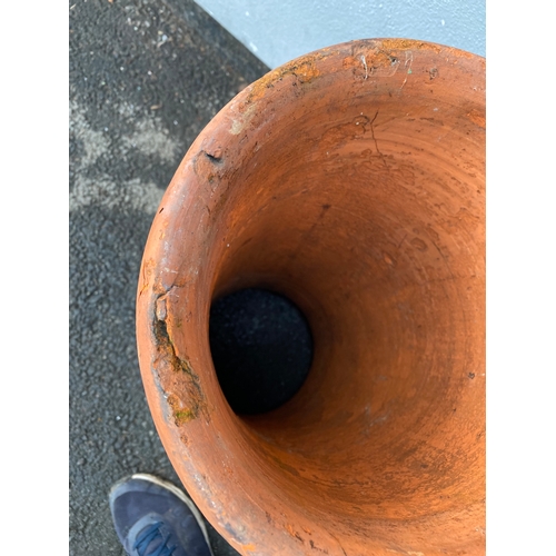 523 - Mixed selection of terracotta chimney pots.