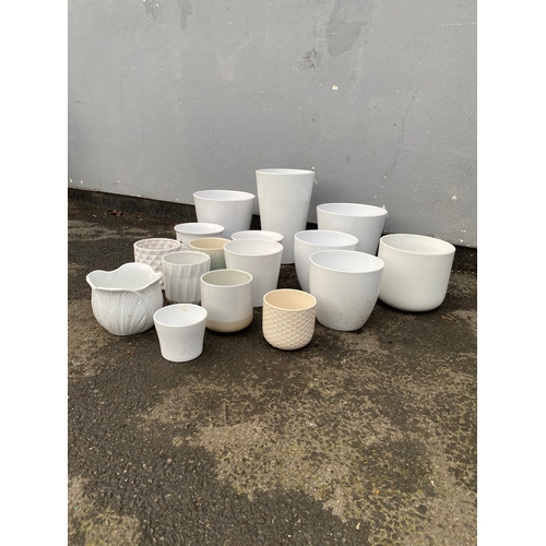 528 - A large lot of white indoor plant pots.