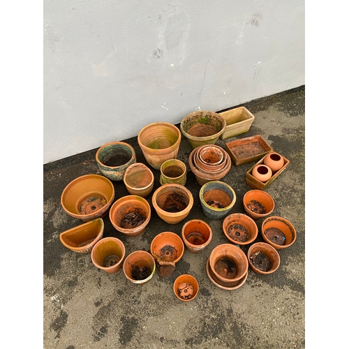 531 - Large collection of miscellaneous terracotta pots.