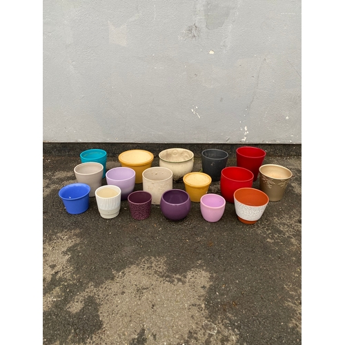 532 - A lot of small colourful pots.