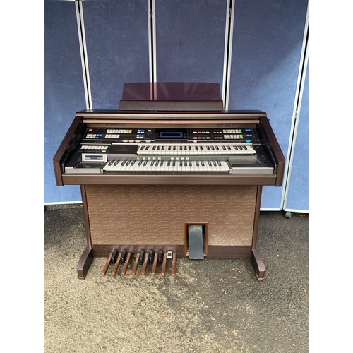 540 - Electric technics organ with stool and contents.