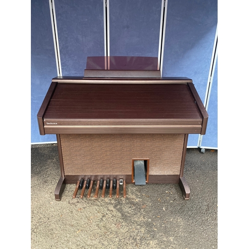 540 - Electric technics organ with stool and contents.