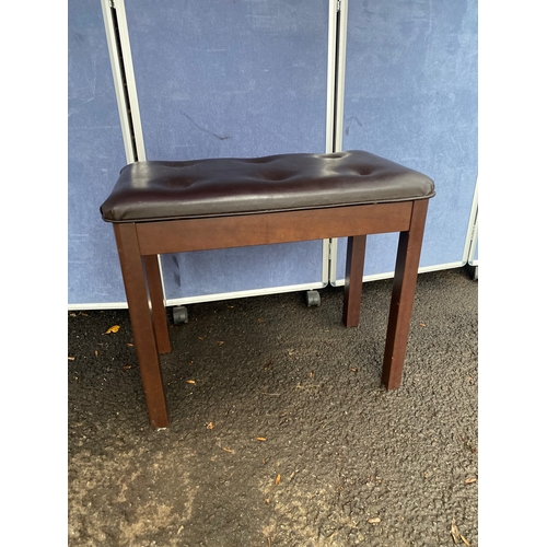 540 - Electric technics organ with stool and contents.