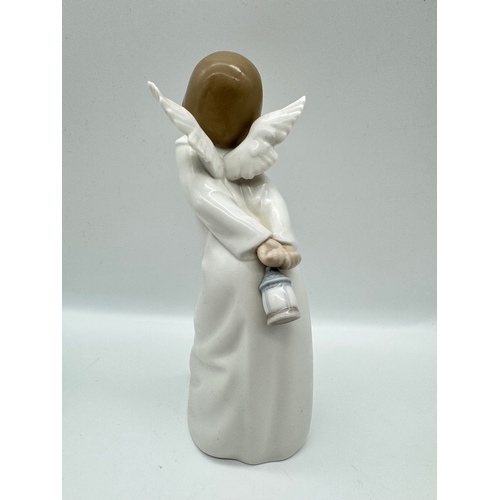 58 - Lladro Curious Angel Figurine 4960 - approx 9.5