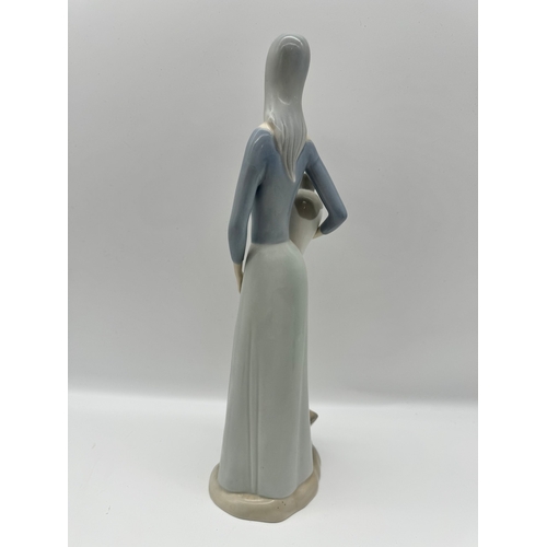 61 - Porcelanas Miquel Requena lady with vase & duck - 14