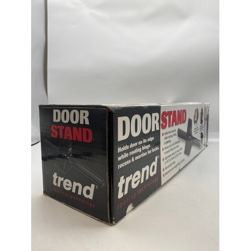 146 - Trend door stand.