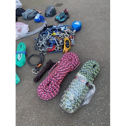 154 - Large collection of rock climbing / safety equipment.