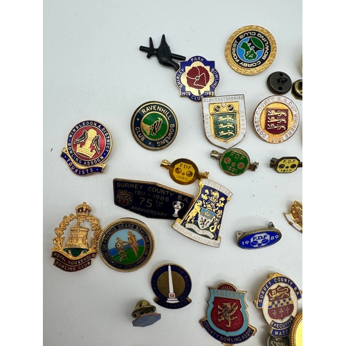 100 - Quantity of vintage bowls cap badges