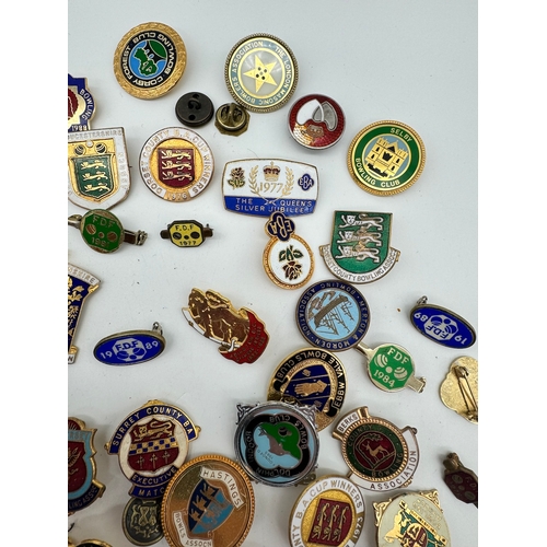 100 - Quantity of vintage bowls cap badges