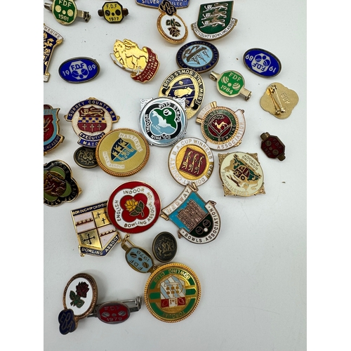 100 - Quantity of vintage bowls cap badges