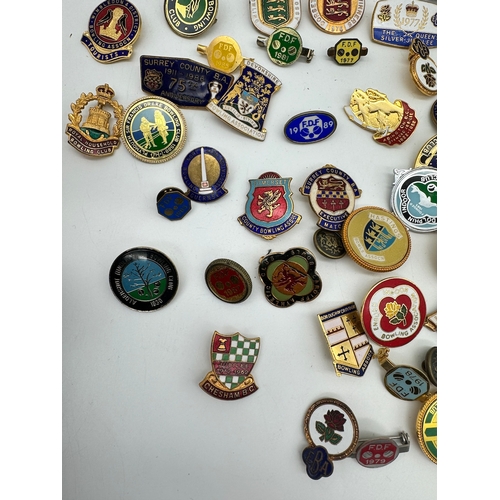 100 - Quantity of vintage bowls cap badges