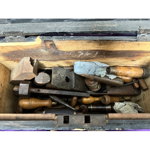 142 - Vintage carpenters tools box with planes / saws / levels etc all as shown in tool box