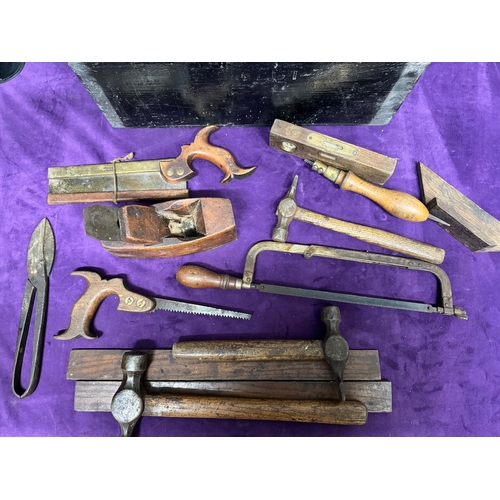 142 - Vintage carpenters tools box with planes / saws / levels etc all as shown in tool box