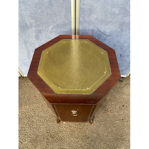 349 - Lovely mahogany octagonal drink cabinet with green leather inlaid

Dimensions -  18