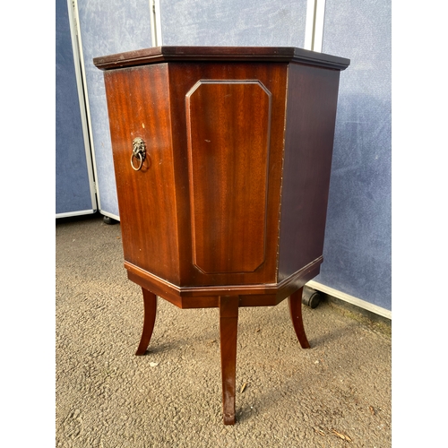 349 - Lovely mahogany octagonal drink cabinet with green leather inlaid

Dimensions -  18