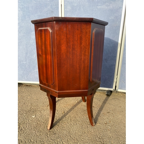 349 - Lovely mahogany octagonal drink cabinet with green leather inlaid

Dimensions -  18