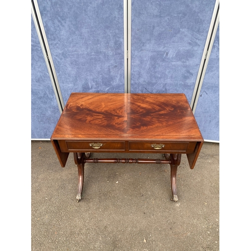 355 - Vintage drop leaf side table. 

Please see images for dimensions.