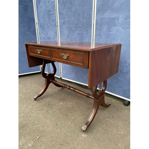 355 - Vintage drop leaf side table. 

Please see images for dimensions.