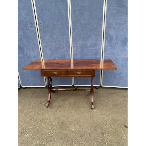 355 - Vintage drop leaf side table. 

Please see images for dimensions.