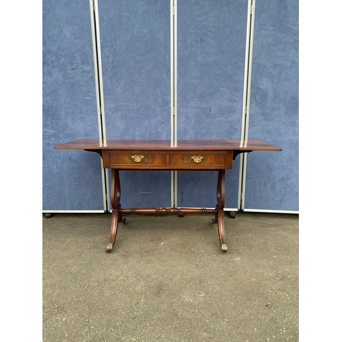 355 - Vintage drop leaf side table. 

Please see images for dimensions.