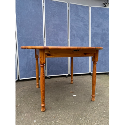 357 - Extendable pine table and four chairs. 

Please see images for dimensions.