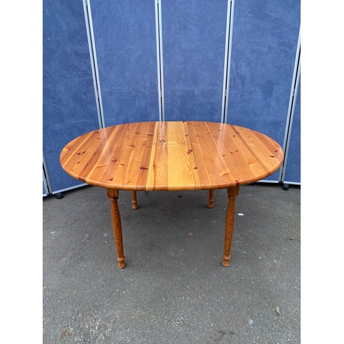 357 - Extendable pine table and four chairs. 

Please see images for dimensions.