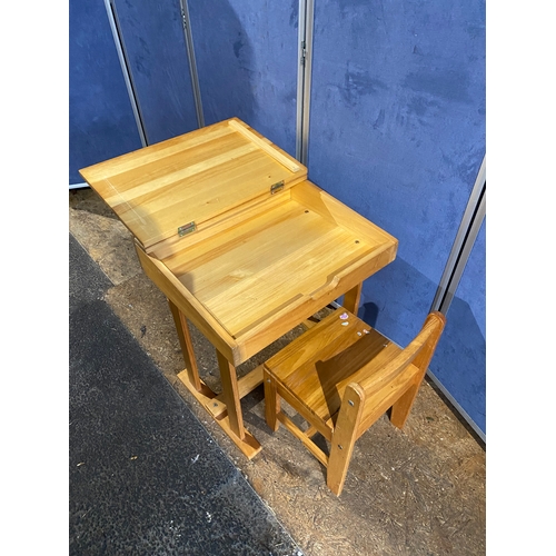 405 - Vintage Kids Lift up school desk and chair. 

Please see images for all dimensions.