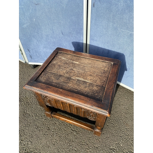 421 - Vintage mahogany Sewing storage box. 

Dimensions - 17