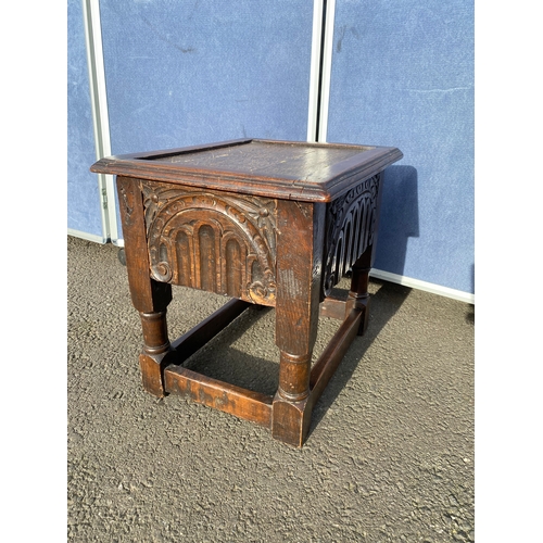 421 - Vintage mahogany Sewing storage box. 

Dimensions - 17