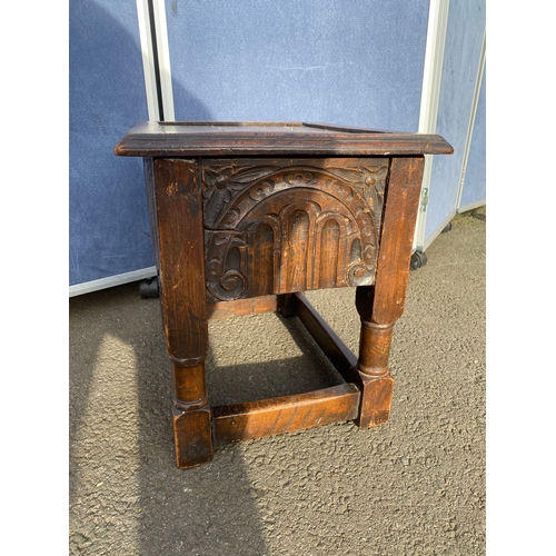 421 - Vintage mahogany Sewing storage box. 

Dimensions - 17