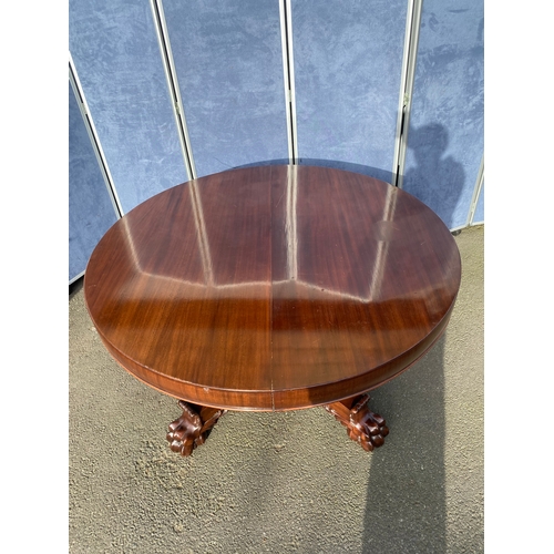 422 - Beautiful Antique extendable table with lion feet design and Eight ballon back chairs. 

Please see ... 