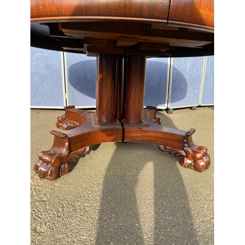 422 - Beautiful Antique extendable table with lion feet design and Eight ballon back chairs. 

Please see ... 