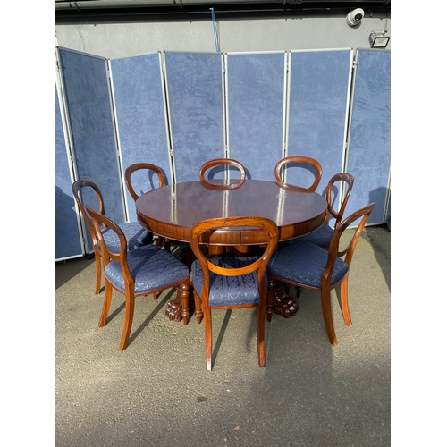 422 - Beautiful Antique extendable table with lion feet design and Eight ballon back chairs. 

Please see ... 