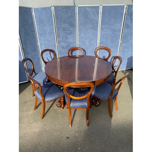 422 - Beautiful Antique extendable table with lion feet design and Eight ballon back chairs. 

Please see ... 