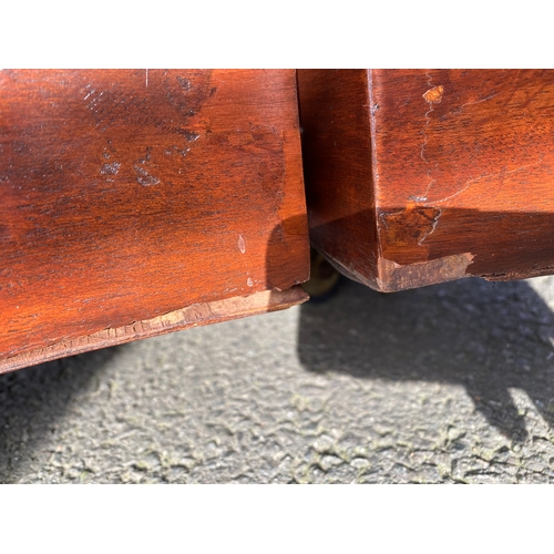 422 - Beautiful Antique extendable table with lion feet design and Eight ballon back chairs. 

Please see ... 