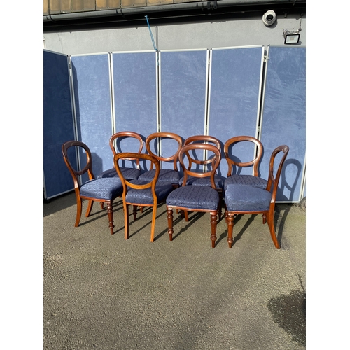 422 - Beautiful Antique extendable table with lion feet design and Eight ballon back chairs. 

Please see ... 