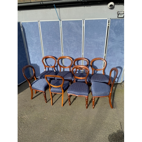 422 - Beautiful Antique extendable table with lion feet design and Eight ballon back chairs. 

Please see ... 