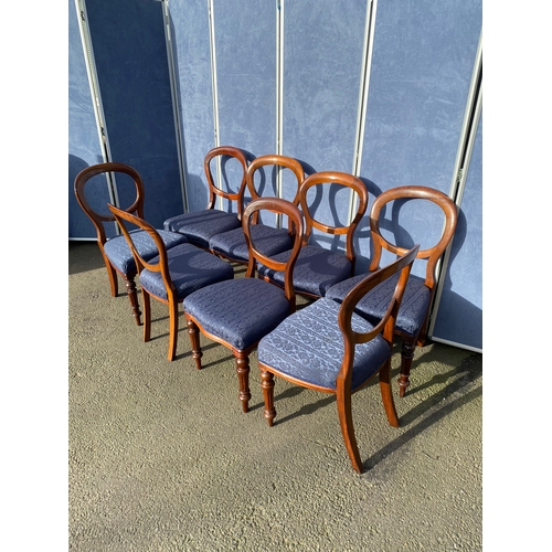 422 - Beautiful Antique extendable table with lion feet design and Eight ballon back chairs. 

Please see ... 