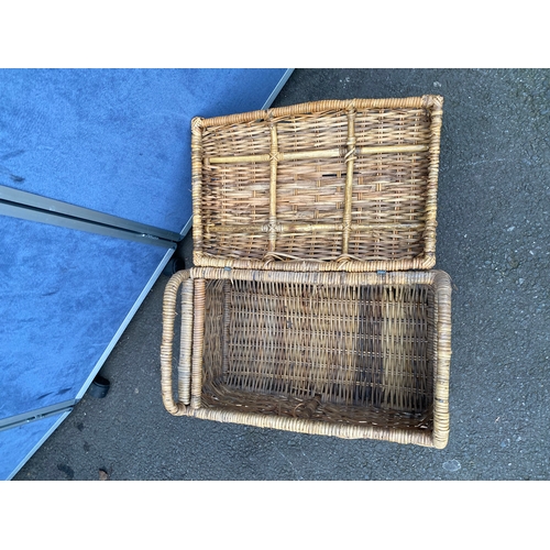 428 - Small wicker storage basket. 

Dimensions - 23