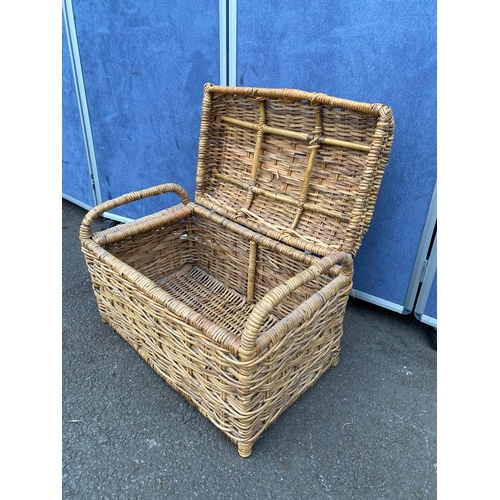 428 - Small wicker storage basket. 

Dimensions - 23