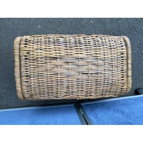 428 - Small wicker storage basket. 

Dimensions - 23