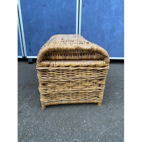 428 - Small wicker storage basket. 

Dimensions - 23