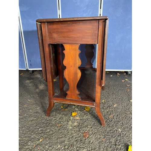 332 - Antique drop leaf/gate leg table.

See images for all dimensions.