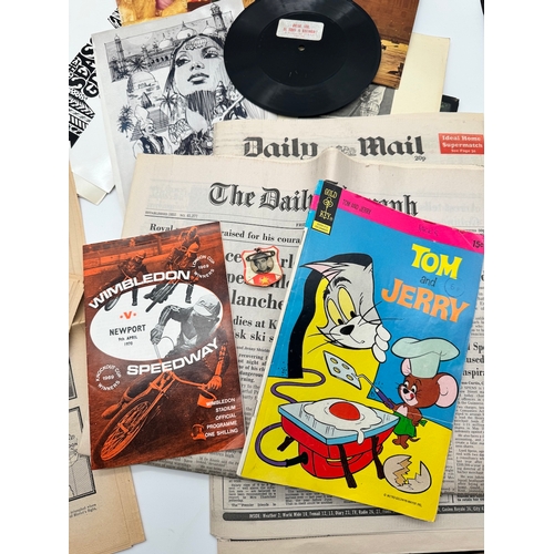 114 - Collection of vintage ephemera including The Daily Mirror 1912 Titanic Headline, Tom & Jerry Comic +... 