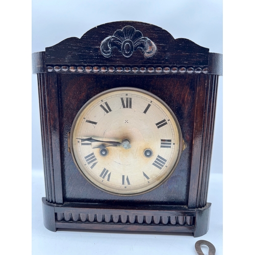 147 - Early H.A.C 20th century oak cased mantle clock with key / spare spring 
Model 174/38
24cm x 26.5cm ... 